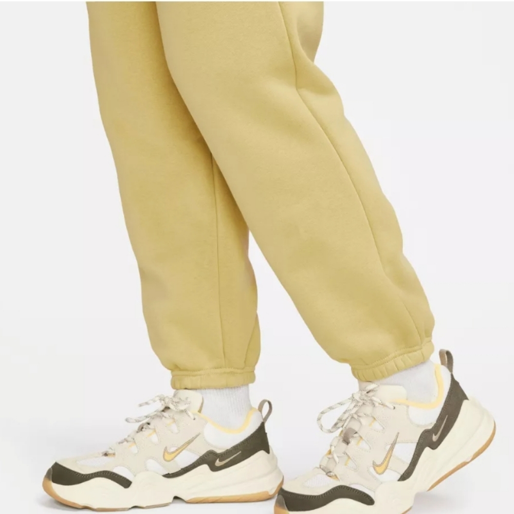 NWT Women's Nike OVERSIZED sweatpants - Picture 3 of 9